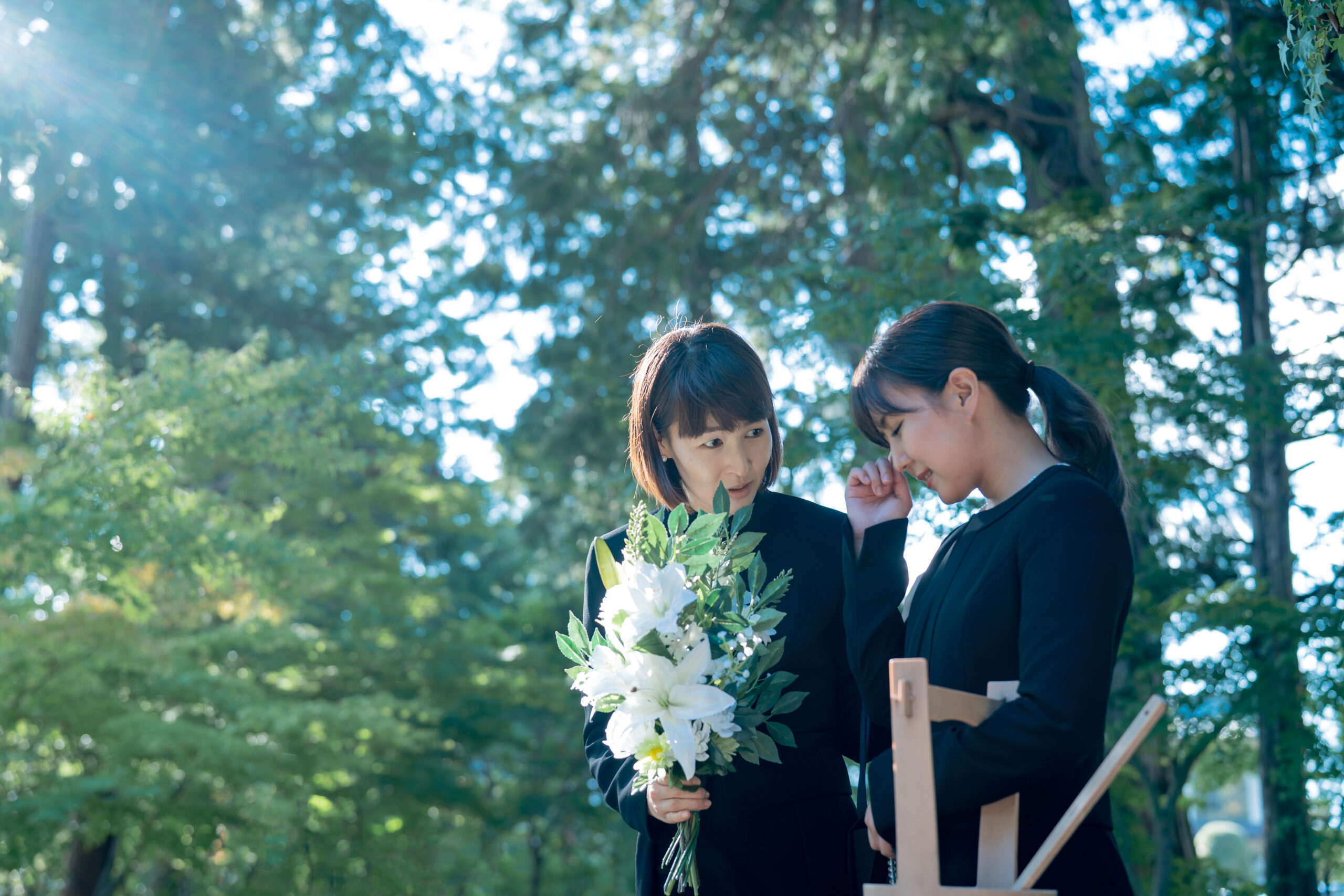 森の中に入っている女性